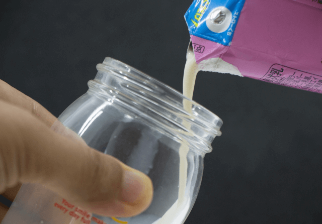 液体ミルクを哺乳瓶に入れる