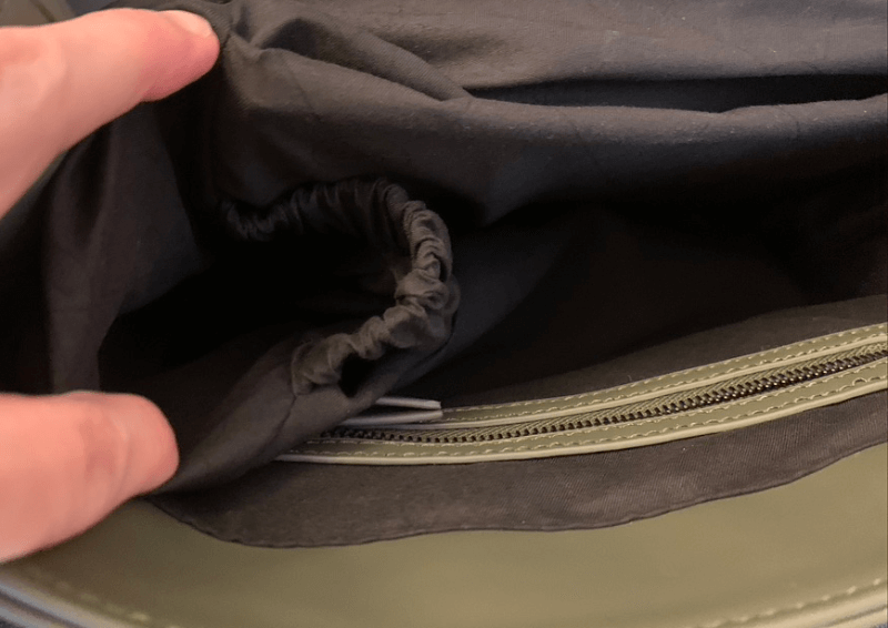 ガストンルーガのSPLASHレビュー、折り畳み傘用のゴム付き収納ポケット